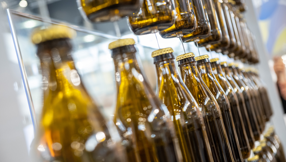 Nebeneinander hängende Bierflaschen (Foto: NürnbergMesse/Thomas Geiger)