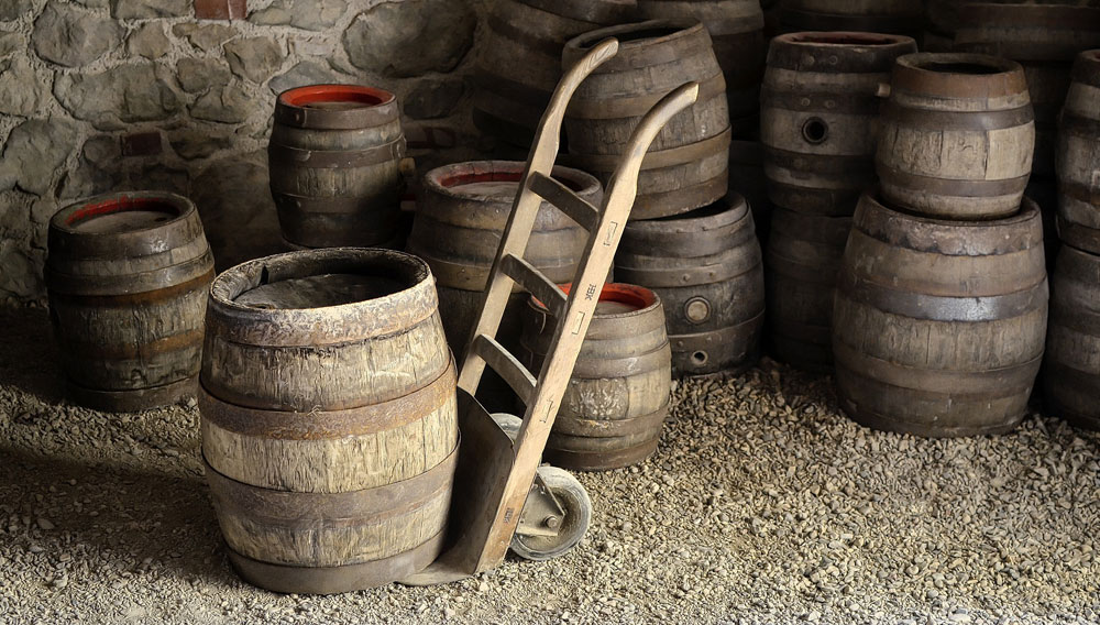Wooden barrels and hand truck in an old cellar (Photo: Jerzy Górecki on Pixabay)