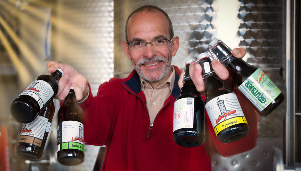 Markus Fohr with his gruitbeer and other craft beers (Photo by Herbert H. Piel)