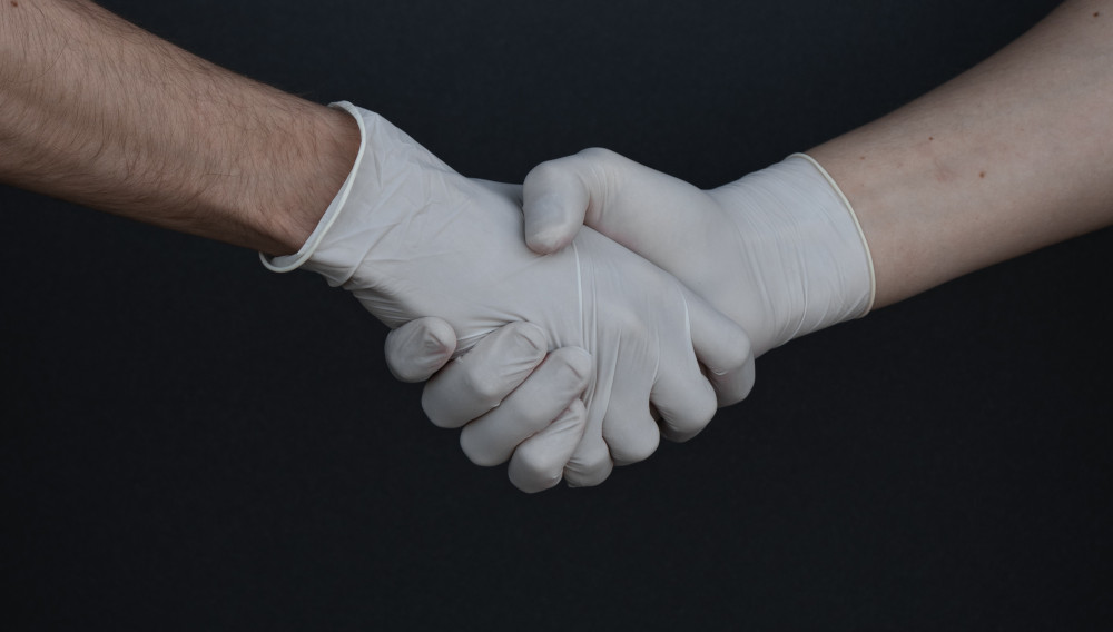 Helping hands (Foto: Branimir Balogovic on Unsplash)