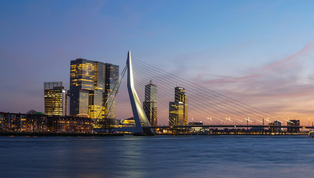 Blick auf die Erasmusbrücke mit Skyline in Rotterdam, Niederlande (Foto: Dennis Möller auf Unsplash)