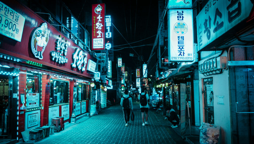 Nachtszene einer Straße in Südkorea (Andrea de Santis auf Unsplash)