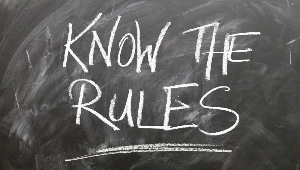 Kreidetafel mit Beschriftung Know the rules (Quelle: Gerd Altmann auf Pixabay)