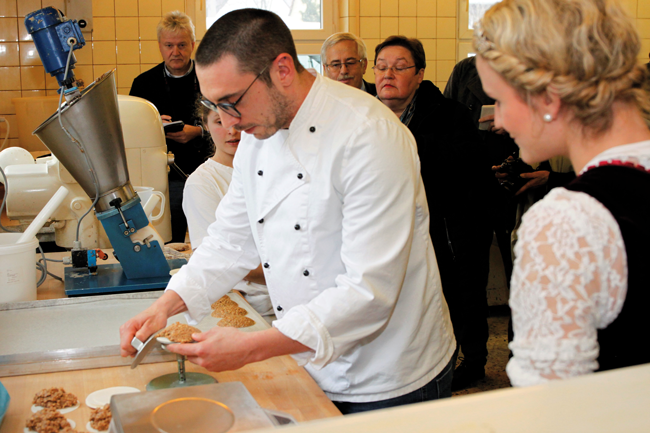 Bäckermeister Markus Döllner demonstrierte, wie echte Nürnberger Lebkuchen gemacht werden