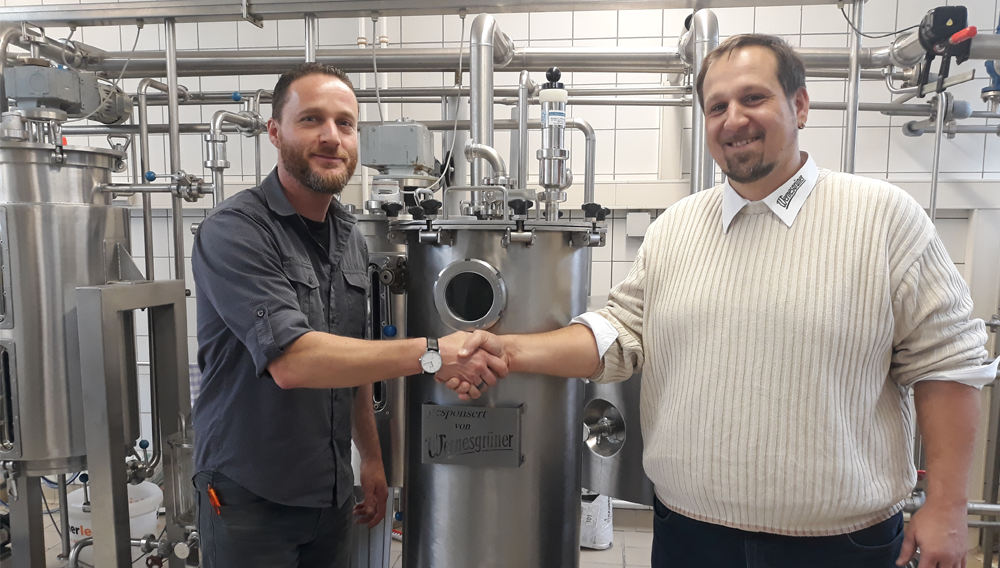 Sebastian Suslik (li.), Braumeister Schulbrauerei BSZ Agrarwirtschaft und Ernährung, und Marcus Schwarz, Braumeister Wernesgrüner Brauerei