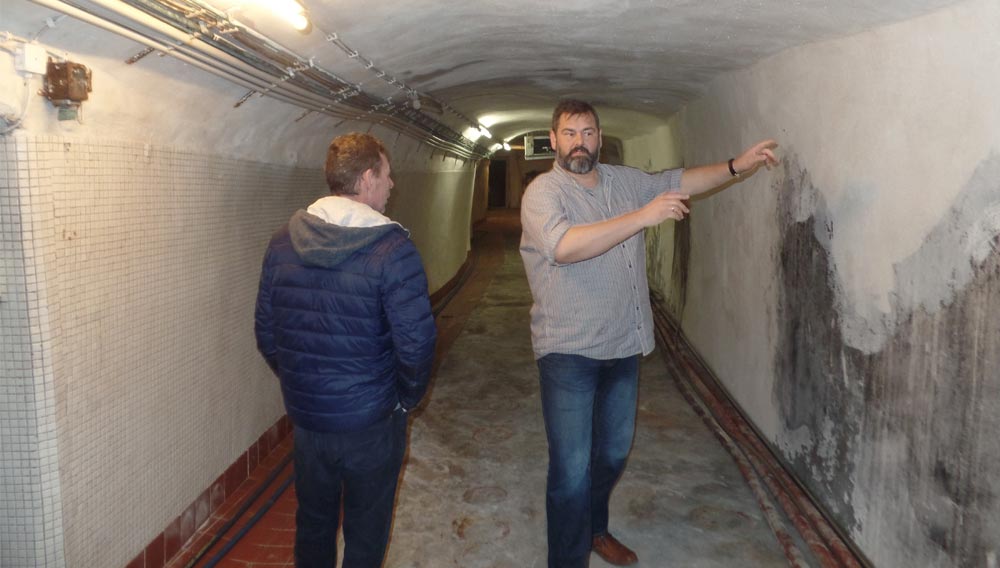 Dr. Martin Zarnkow (re.) und Braumeister Jürgen Müller in ihrer ehemaligen Wirkungsstätte, dem Lagerkeller der Brauerei Leitner