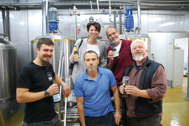 Brauen des Gemeinschaftssudes Orpheus Gruit in der Brauerei Rhombus in Bulgarien