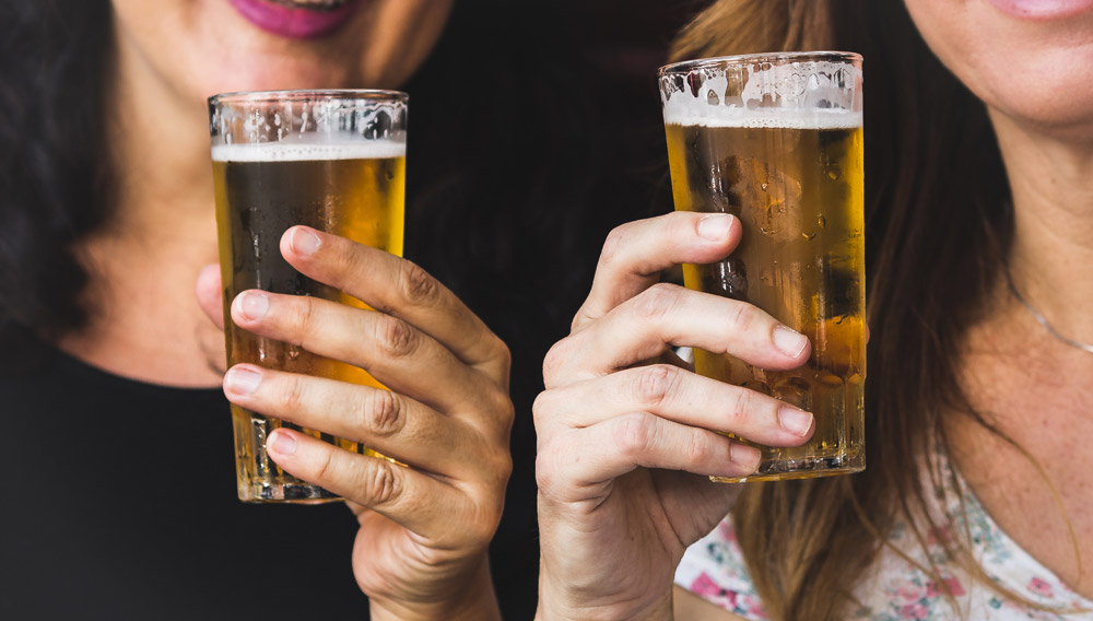 Frauen mit Biergläsern (Foto: Paloma A. on Unsplash)