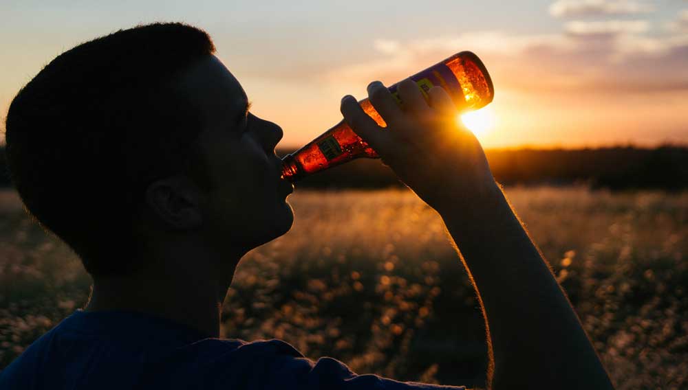 Biergenuss am Abend (Foto: StockSnap, Pixabay)