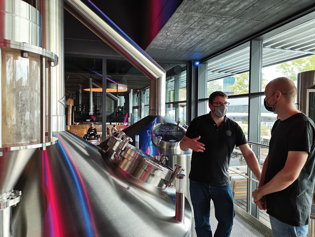 Braumeister Markus Briemle (li.) und Hobbybrauer Christoph Wolfrum im Sudhaus