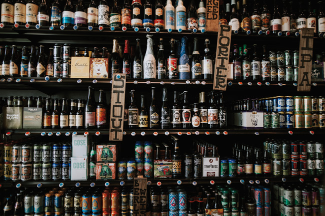 Viele verschiedenen Craft Biere in einem Regal (Foto: Christin Hume, Unsplash)