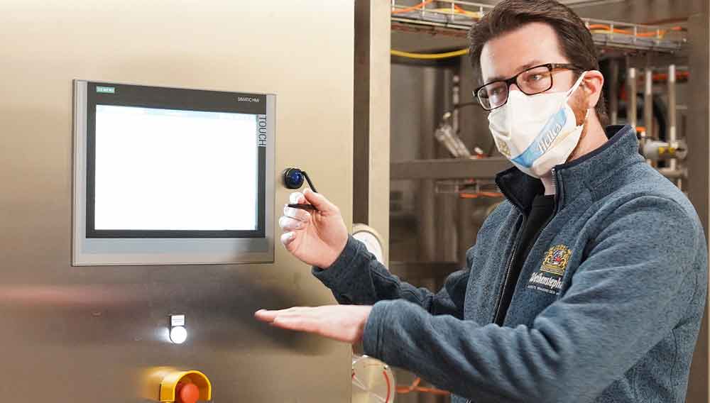 1. Braumeister Tobias Zollo schätzt die intuitiv zu bedienende Steuerung am Bedienpanel der neuen Entalkoholisierungsanlage der Staatsbrauerei (Foto: Bayer. Staatsbrauerei Weihenstephan)