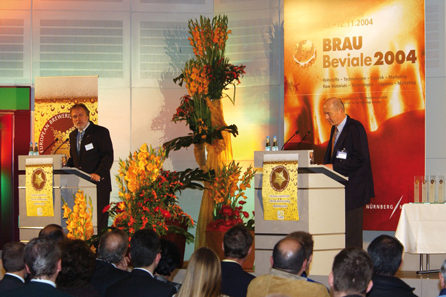 Dr. Wolfgang Stempfl (li.) und Dr. Karl-Ullrich Heyse bei der Verleihung der ersten European Beer Stars bei der BrauBeviale 2004 (Foto: Private Brauereien Bayern)