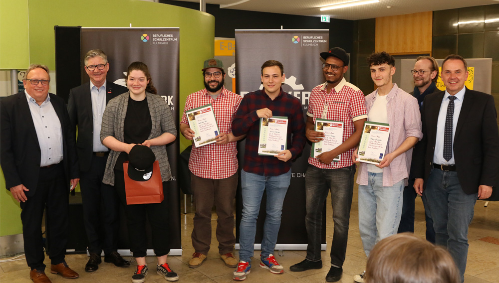 Die Sieger freuen sich über ihre Auszeichnungen beim Bierwettbewerb Bierwerk 2022 Gruppenfoto der Sieger des Bierwerk 2022 mit ihren Urkunden