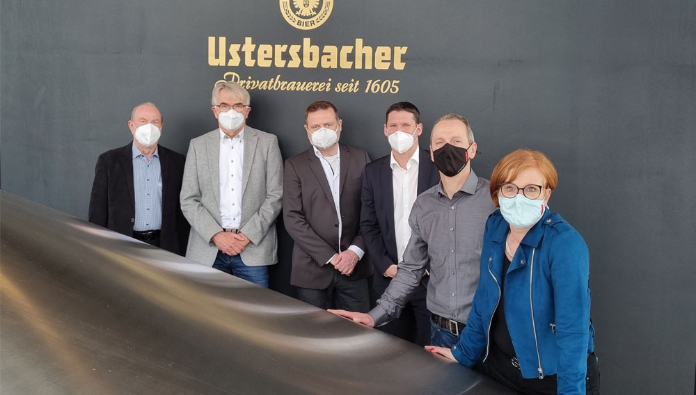 Entwicklerduo Prof. Waldemar Reule und Dr. Rainer Gottschalk, Dr. Ralph Schneid und Dirk Hämling, beide Steinecker GmbH, Josef Geh, Technischer Direktor Ustersbacher Brauerei, und Brauereiinhaberin Stephanie Schmid (v.li.)