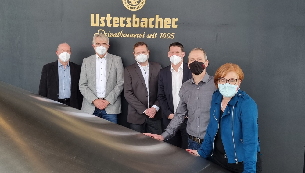 Beteiligt am Entwicklungsprojekt (v.li.): Entwicklerduo Prof. Waldemar Reule und Dr. Rainer Gottschalk, Dr. Ralph Schneid und Dirk Hämling, beide Steinecker GmbH, Josef Geh, Technischer Direktor Ustersbacher Brauerei, und die Inhaberin der Ustersbacher Brauerei, Stephanie Schmid Beteiligt am Entwicklungsprojekt (v.li.): Entwicklerduo Prof. Waldemar Reule und Dr. Rainer Gottschalk, Dr. Ralph Schneid und Dirk Hämling, beide Steinecker GmbH, Josef Geh, Technischer Direktor Ustersbacher Brauerei, und die Inhaberin der Ustersbacher Brauerei, Stephanie Schmid