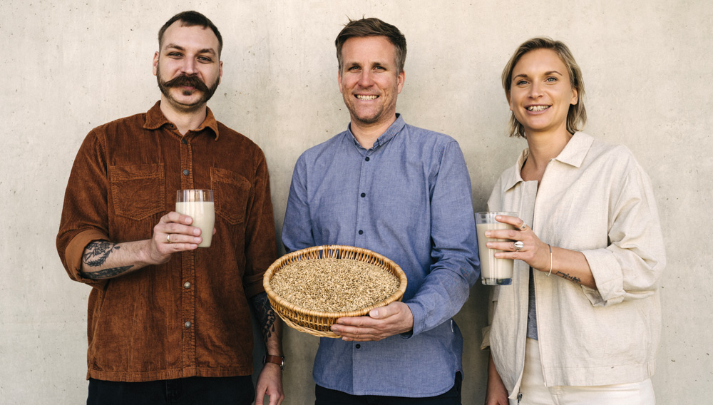 v.li.: Braumeister Felix Bussler, Inhaber Seppi Sigl und Sophie Leitner, Business Development (Foto: Trumer Privatbrauerei/Georg Kritsch)