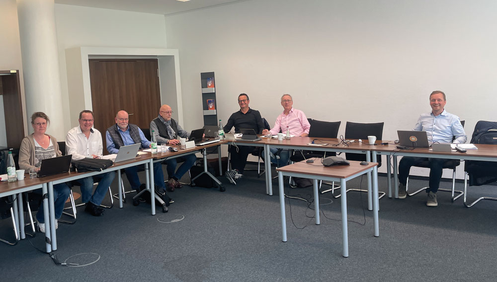 Ein Fachgremium von Schankanlagenfach- und Brauerverbänden, verschiedener Getränkehersteller, der Hochschulen und der BGN bereitet die neuen Regelungen vor, die Veröffentlichung soll bis Ende 2023 erfolgen Das Fachgremium arbeitet an einem neuen DGUV-Grundsatz zur Regelung der Ausbildung zum qualifizierten Schankanlagenreiniger