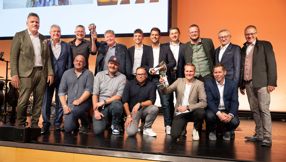15 Vertreter von drei Gewinnerbrauereien freuen sich über die Auszeichnung des Future Awards (Foto: Volker Martin)