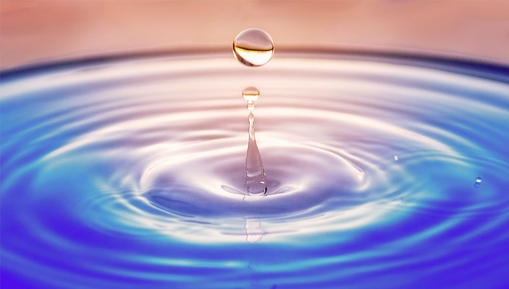 Wassertropfen über Wasser (Foto: Zhang Kaiyv auf Unsplash)