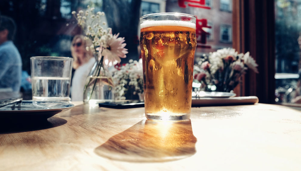 Bierglas mit filtriertem Bier auf einer Theke (Foto: Seith Weisfeld auf Unsplash)