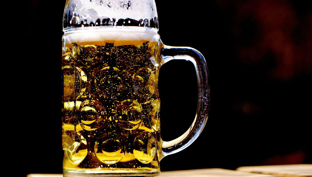 Bierglas vor schwarzem Hintergrund (Foto: Alexa auf Pixabay)