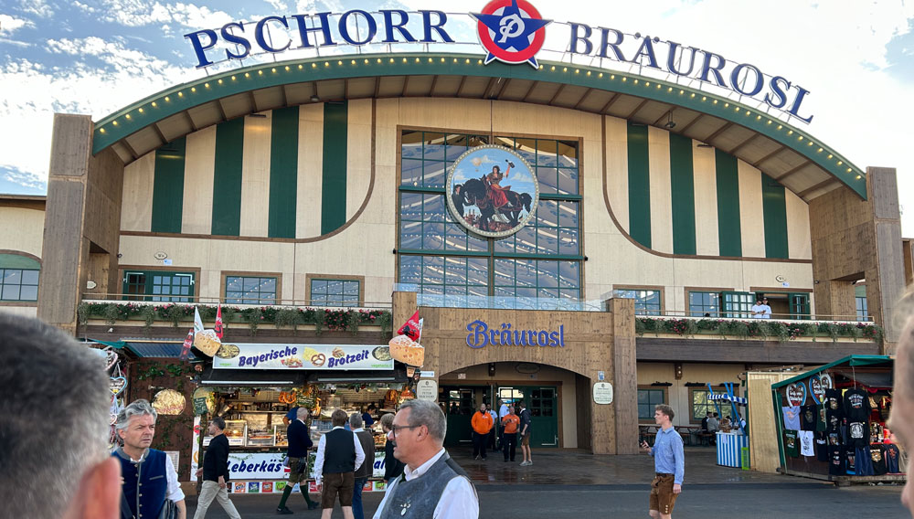 Uwe Daebel erläutert die Details Blick aufs Pschorr Bräurosl-Festzelt bei der Wiesn 2023