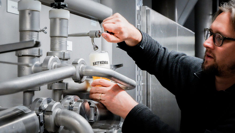 Seit 2020 trägt Ratsherrn das Slow Brewing Gütesiegel (Foto: Ratsherrn) Braumeister zwickelt eine Bierprobe am Tank (Foto: Ratsherrn)