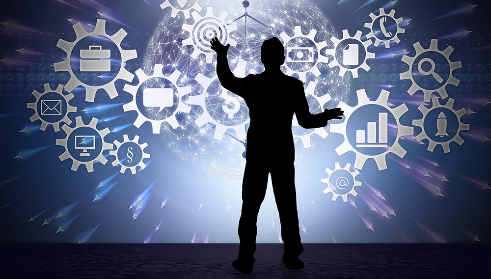 Silhouette eines Menschen bedient virtuelles Kreislaufmodell (Gerd Altmann auf Pixabay)