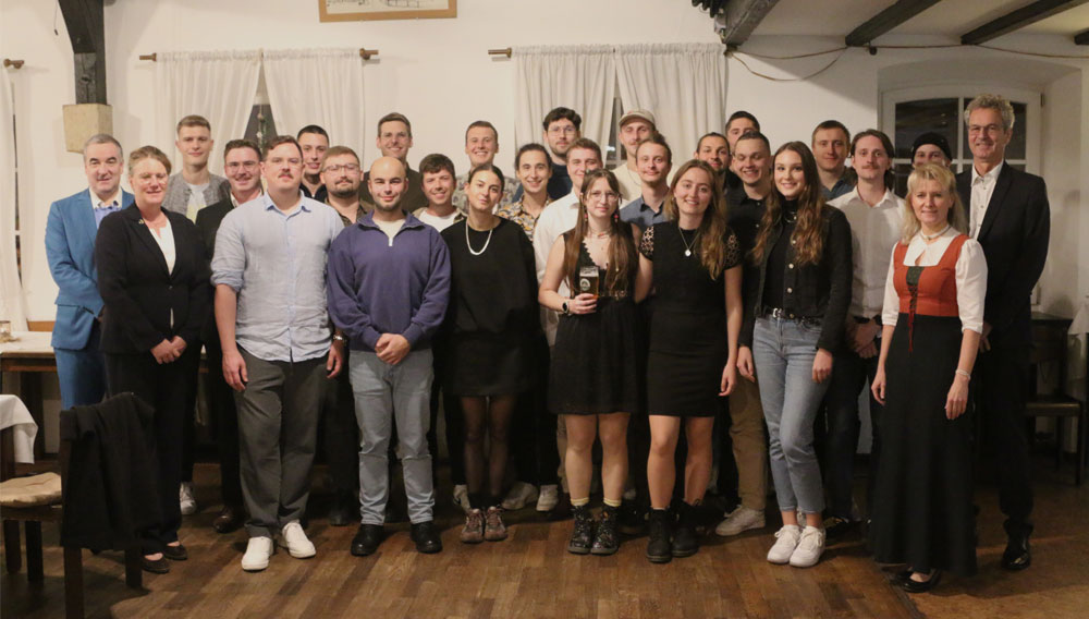 Gruppenfoto junger Leute anlässlich ihres Studienabschlusses