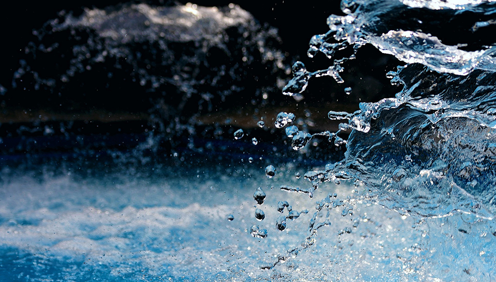 Wasser in Bewegung, Tropfen im Vordergrund scharf dargestellt (Foto: congerdesign auf Pixabay)