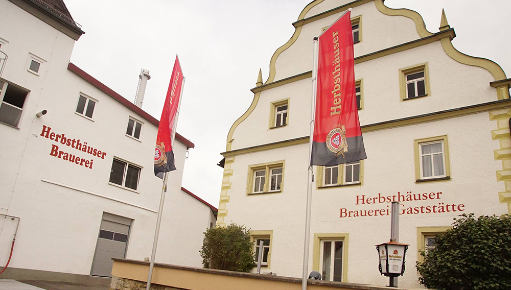 Frontansicht von Gasthof und Herbsthäuser Brauerei (Foto: broesele)