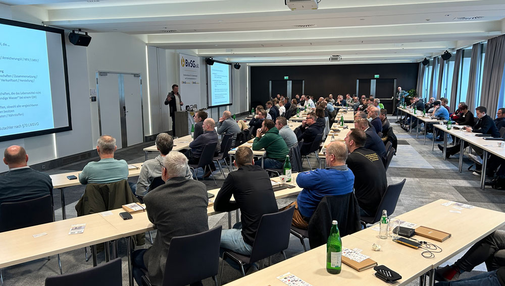 Dr. Christian Lechner vor voll besetztem Konferenzsaal