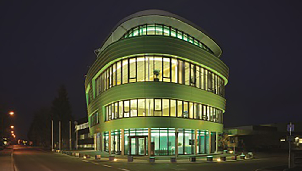 Das Weiterbildungszentrum Grünbeck Forum ist eine wichtige Plattform im Stammhaus in Höchstädt Nachtaufnahme des Grünbeck Forums in Höchstadt a. d. Donau