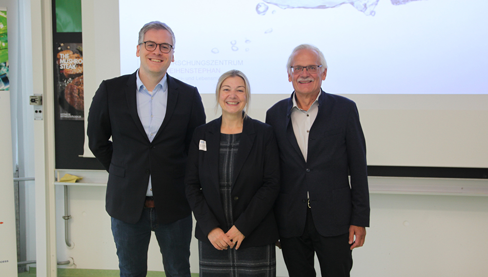 Prof. Martina Gastl, Dr. Karl Glas (re.) und Prof. Stephen Schrettl freuen sich auf die kompetente Weiterführung des Weihenstephaner Wasserseminars Prof. Martina Gastl, Dr. Karl Glas (re.) und Prof. Stephen Schrettl beim Wasserseminar 2024