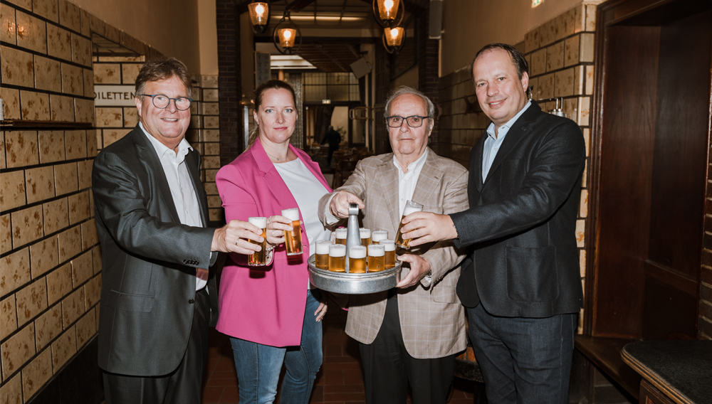 Kölsch verbindet: v.li. Alexander Rolff, Melanie Schwartz, Rudolf Päffgen und Heinrich Philipp Becker (Foto: Ben Hammer) Kölsch verbindet: v.li. Alexander Rolff, Melanie Schwartz, Rudolf Päffgen und Heinrich Philipp Becker (Foto: Ben Hammer)