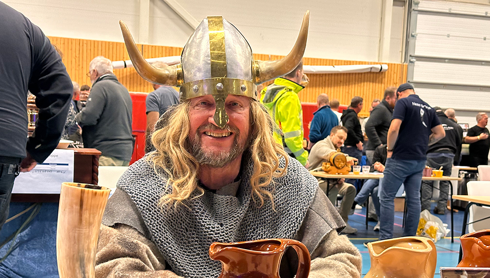 Jørund Geving braut in einer umgebauten Waschmaschine Hobbybrauer mit Wikingerhelm
