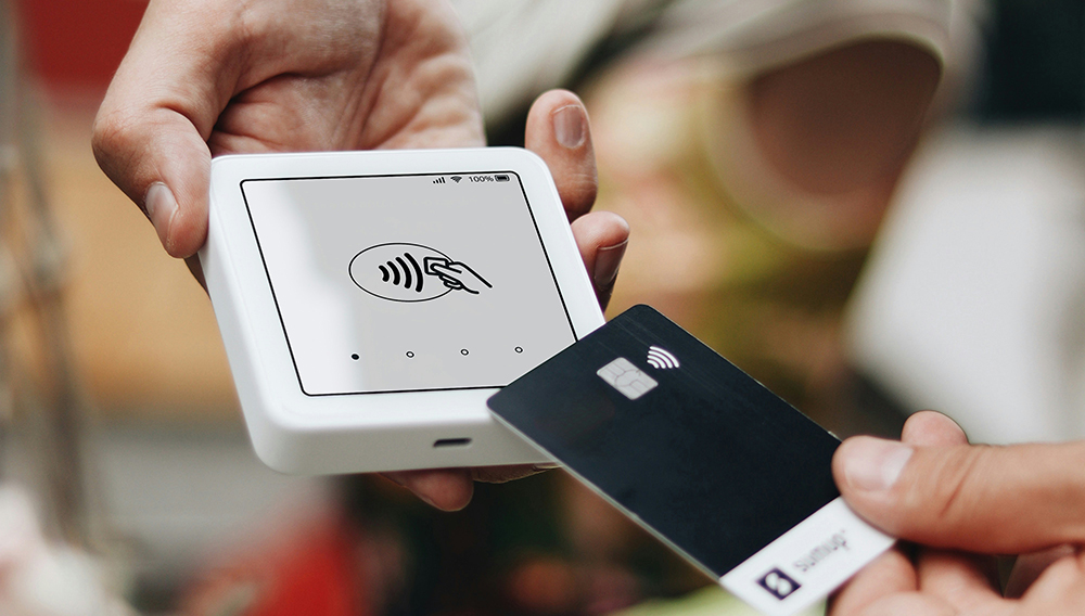 Elektronische Rechnungen werden in einem vorgegebenen Datenformat erstellt, zur Anzeige und Verarbeitung ist eine Zusatzsoftware nötig (Foto: Sumpu auf Unsplash) Hand hält Bezahlkarte an einen Kartenleser (Foto: Sumpu auf Unsplash)