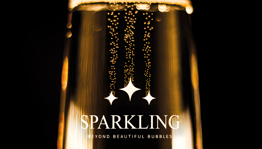 Die neue Technologie verstärkt die natürliche Perlage von Getränken gezielt an der aufgedruckten Marke Nahaufnahme eines Sektglases mit Perlage