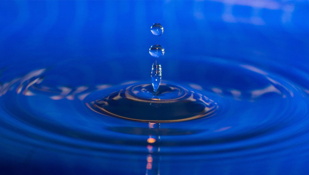 Wasseroberfläche mit hochspritzenden Tropfen (Foto: Fotogabor auf Pixabay) Wasseroberfläche mit hochspritzenden Tropfen (Foto: Fotogabor auf Pixabay)