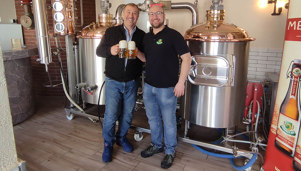 Hans-Dieter Hilsenbeck (li.) und Sohn Christoph Hilsenbeck vor der kleinen Brauanlage im Gasthaus, links die integrierte Destillierkolonne Hans-Dieter und Christoph Hilsenbeck vor der Kleinsudanlage im Gasthof der Lammbrauerei Gruibingen