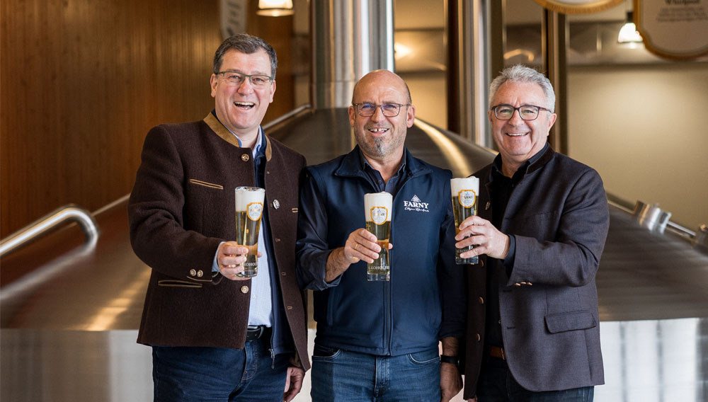 (v.li.) Geschäftsführer E. Bentele, Erster Braumeister W. Sigg und P. Locherer, Vorstand der Oskar und Elisabeth Farny-Stiftung, feierten die Erstabfüllung (Foto: Farny/Carina Sproll) (v.li.) Elmar Bentele, Wolfgang Sigg und Paul Locherer (Foto: FARNY/Carina Sproll)