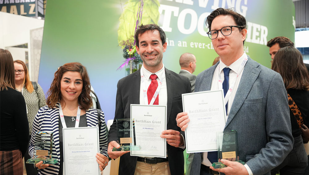 Dr. Mariana Carvalhal, Dr. Philip Wietstock und Prof. Brian Gibson nach der Preisverleihung auf der BrauBeviale (Foto: BarthHaas) Dr. Mariana Carvalhal, Dr. Philip Wietstock und Prof. Brian Gibson nach der Preisverleihung auf der BrauBeviale (Foto: BarthHaas)