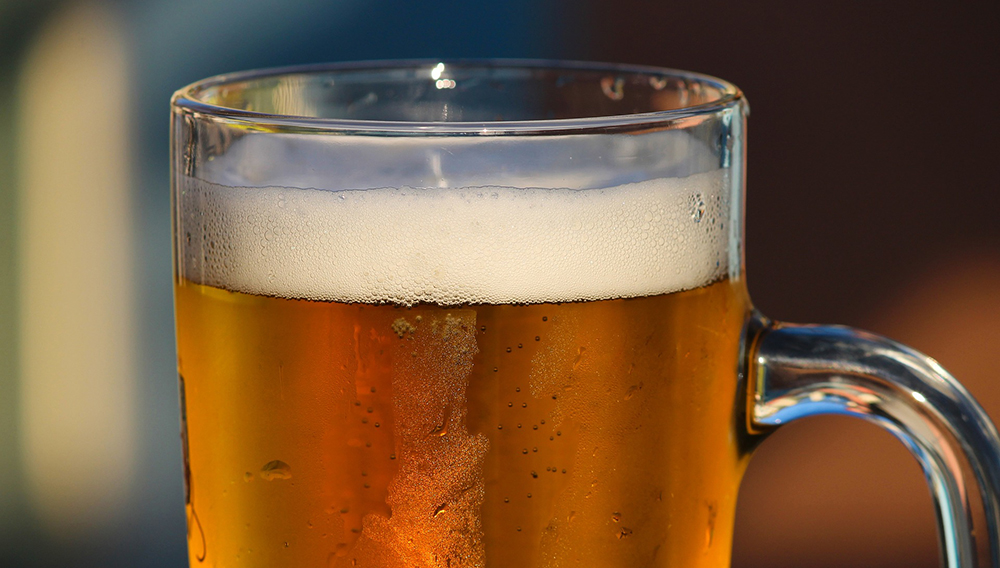 Glas Bier in Großaufnahme vor unscharfem Hintergrund (Foto: Manfred Richter auf Pixabay)