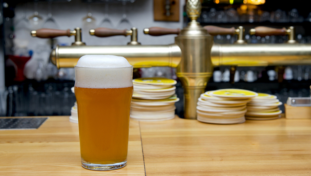 Bierglas auf Tresen (Foto: Bohdan Stocek auf Unsplash)
