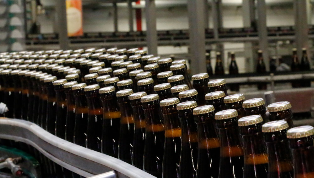 Bierflaschen in der Abfüllung