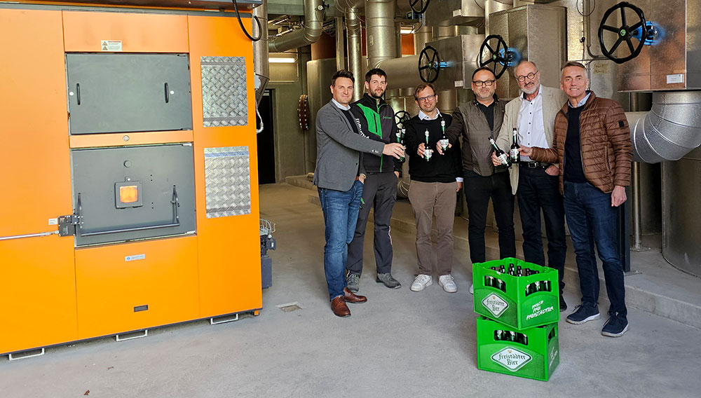 Die Verantwortlichen der Braucommune in Freistadt, der Fa. Huber Wärmetechnik, der Fa. Schmid Energy solutions und des Technischen Büros Weihenstephan GmbH stoßen auf den neuen Pelletkessel an Nach der Inbetriebnahme stoßen die Verantwortlichen mit einem Bier auf den neuen Kessel an
