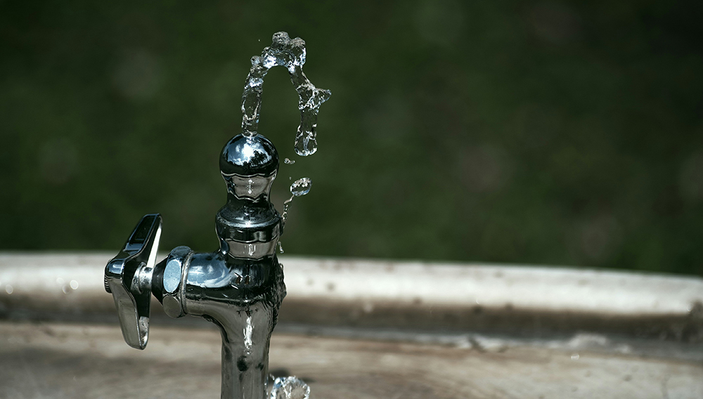 Trinkwasserbrunnen mit sprudelndem Wasserhahn (Foto: Taichi Nakamura auf Unsplash)
