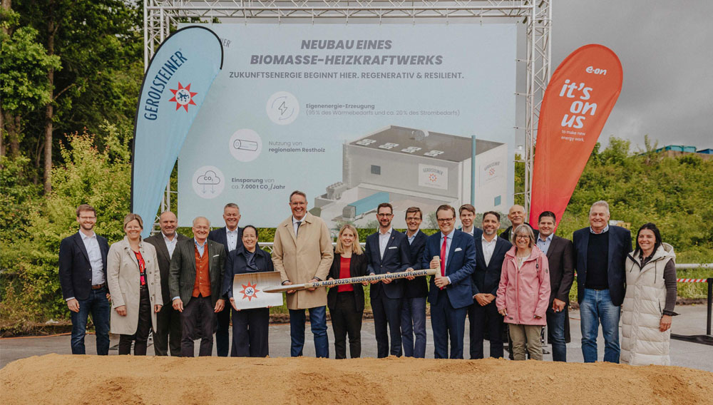Spatenstich zum neuen Biomasse-Heizkraftwerk, das ab Anfang 2027 bis zu 95 Prozent des Gesamtwärmebedarfs erzeugen wird (Foto: Gerolsteiner) Gruppenfoto beim Spatenstich (Foto: Gerolsteiner)