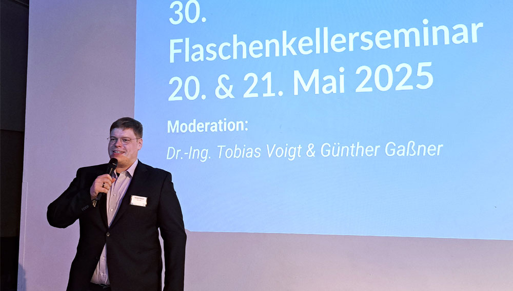 Mitorganisator Günther Gaßner bei der Eröffnung des 30. Flaschenkellerseminars Günther Gassner moderiert das 30. Flaschenkellerseminar in Freising